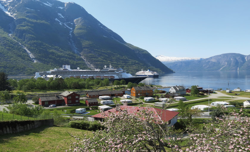 Een Holland America Line schip bij Eidfjord