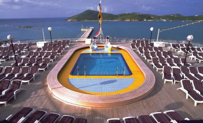Zwembad op het dek van cruise Volendam