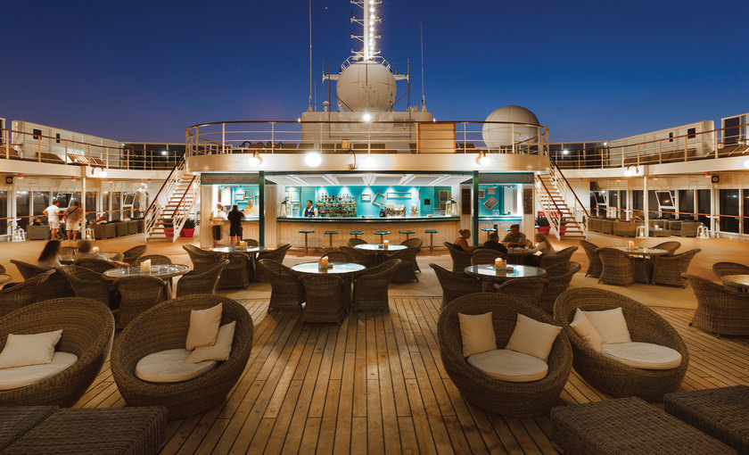 Bar en lounge op het buitendek van cruiseschip Neoriveira