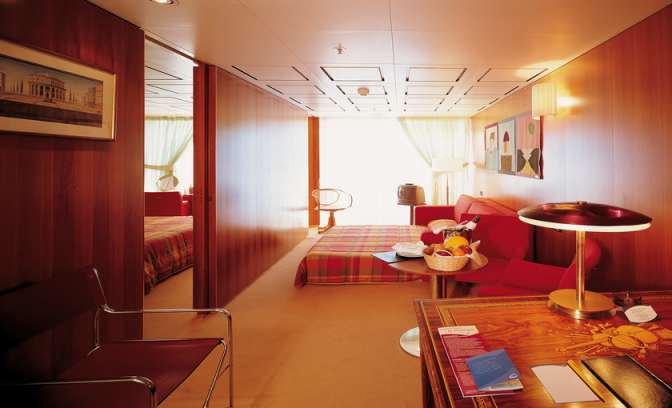 De slaapruimte van een suite op de Costa Neoclassica