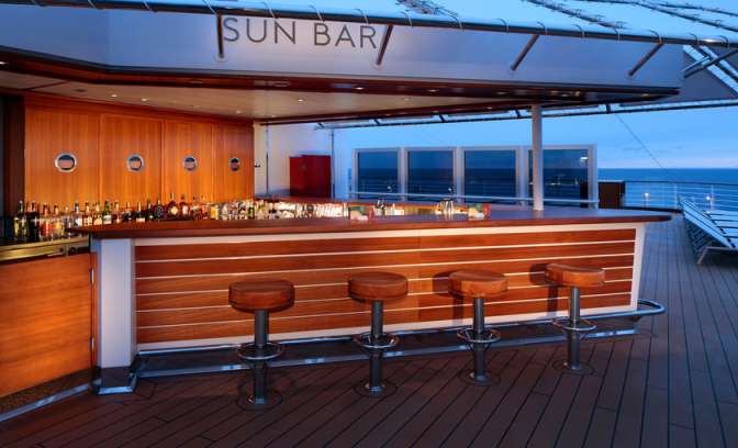 Sunbar op achterdek Koningsdam cruiseschip