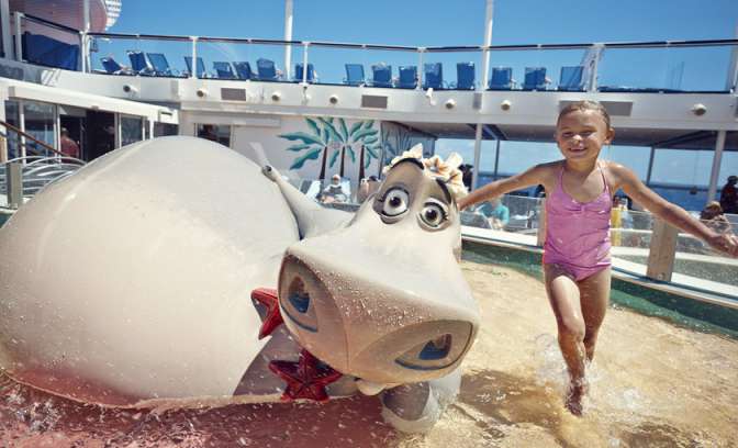 Een sfeerfoto van het zwembad op de Harmony of the Seas