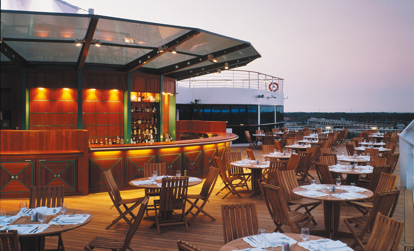 Een terras op de Celebrity Millennium van Celebrity Cruises