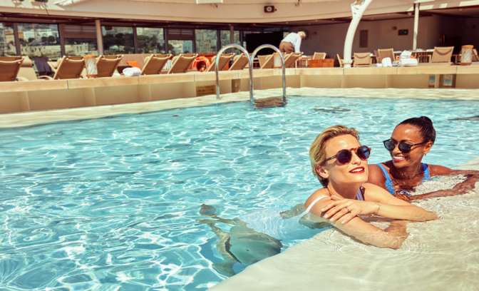 Zwembad aan boord van Seabourn Ovation