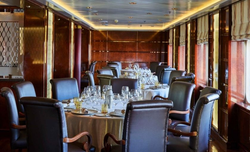 Frans Restaurant op de Silver Cloud Expedition