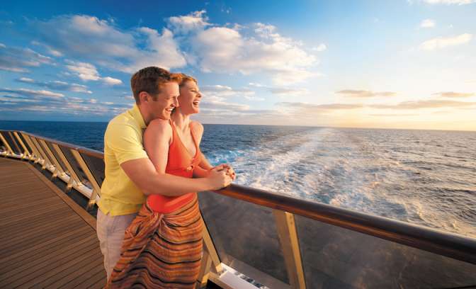 Koppel op dek van Carnival Imagination 