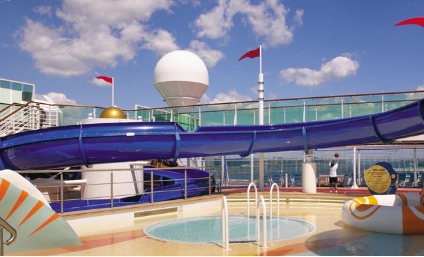 Een glijbaan op de Serenade of the Seas